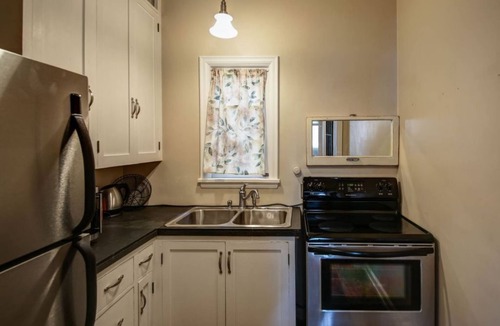 Downtown Bozeman Condo | 30-Day Rental - Historic flat w/great location & vintage features - Montana on Main Street!