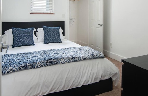 Hope Gardens House | 30 day+ Stay Close to All Things Downtown