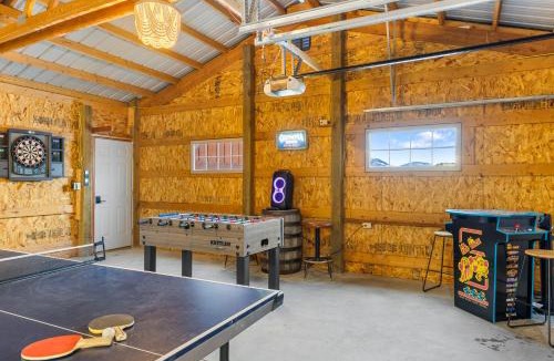 Emigrant House | 30 Miles To Yellowstone Hot Tub Game Room Ac