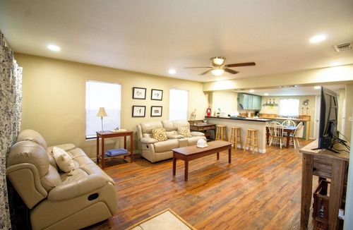 Port Mansfield House | 300 Copano-Cozy cabin with 2 bedrooms 2 baths