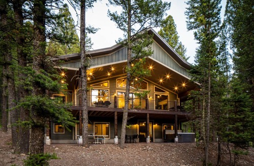 Island Park Cabin | 344 m² Cabin ∙ 4 bedrooms ∙ 15 guests