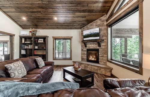 Island Park Cabin | 344 m² Cabin ∙ 4 bedrooms ∙ 15 guests