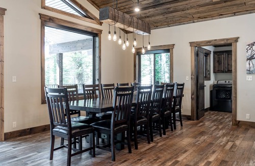 Island Park Cabin | 344 m² Cabin ∙ 4 bedrooms ∙ 15 guests