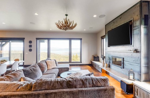 Lakeside House | 390 m² House ∙ 5 bedrooms ∙ 12 guests