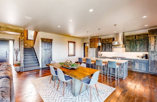 Lakeside House | 390 m² House ∙ 5 bedrooms ∙ 12 guests