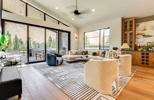 Warm Springs House | 390 m² House ∙ 5 bedrooms ∙ 10 guests
