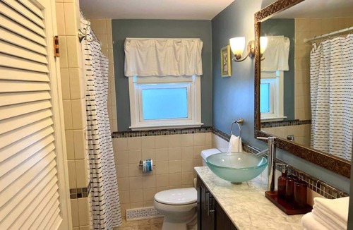 Waltham Apartment | 3bd/1ba apartment with parking 7362