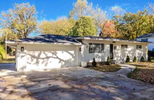 Rochester Hills House | 3BD Modern Ranch w/Basement, Deck & Wooded Yard
