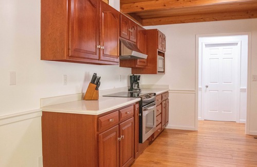 Farmers House | 3BR 3 Bath home with hot tub eight minutes from Cave Run Lake