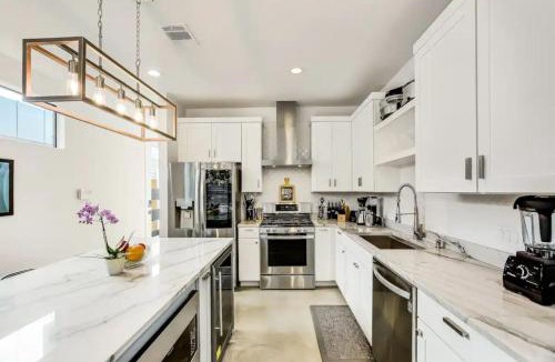 Bouldin House | 3BR 3BA Heart of SoCo, Private Deck Steps to Shops by Austin Vacay