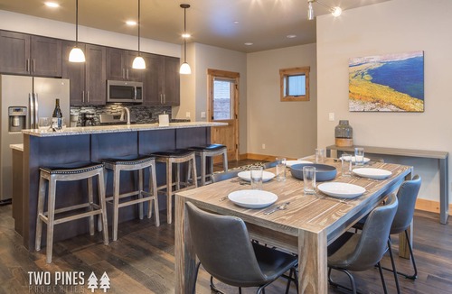 Big Sky House | 3BR Big Sky Townhome | Walk to Town Center, Hot Tub & Sleeps 12