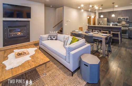 Big Sky House | 3BR Big Sky Townhome | Walk to Town Center, Hot Tub & Sleeps 12