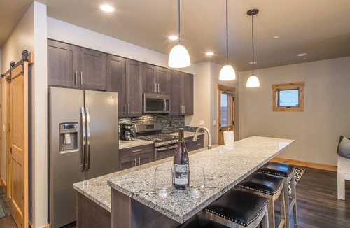 Big Sky House | 3BR Big Sky Townhome | Walk to Town Center, Hot Tub & Sleeps 12