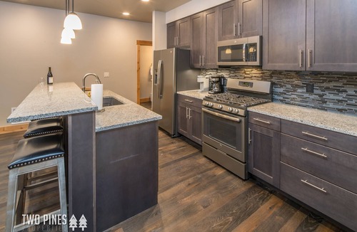 Big Sky House | 3BR Big Sky Townhome | Walk to Town Center, Hot Tub & Sleeps 12