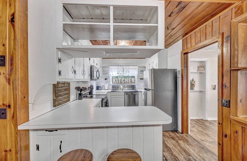 Raleigh House | 3BR Farmhouse on 4 Acres Near Downtown