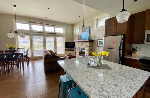 Regional District of Nanaimo House | 3BR Poolside Retreat in Gated Community