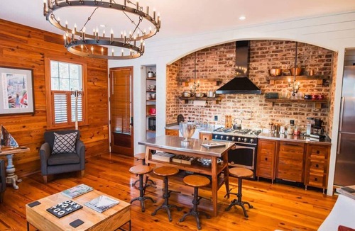 Cannonborough Elliotborough Apartment | 3BR Sleeps 6 | Dual Porches, Parking & BBQ | Walk to King St | Charleston
