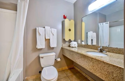 Beaumont Hotel | 4 Affordable Family Rooms Near Beaumont Amtrak Station – 2.6 km Distance