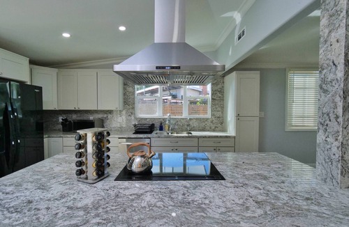 Hayward House | 4 Bd 4 Ba w/Private Studio 10 G WIFI and AC