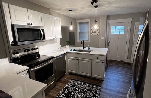 Babe Denny House | 4 Bed 1.5 Bath Fully Renovated Home - 10 min walk from Lucas Oil Stadium