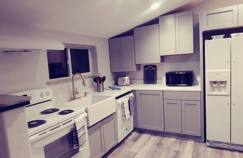 Riggins House | 4 Bedroom/3 Bath Upper Level Remodeled Shop, in town, fully loaded for up to 12!