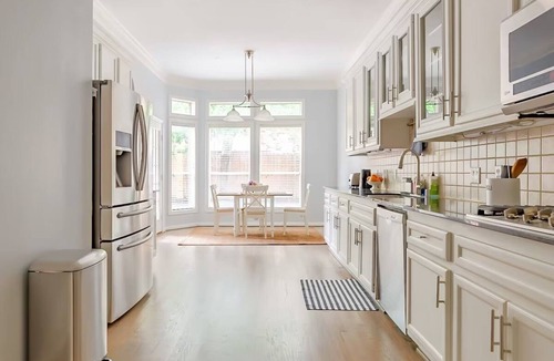 Uptown House | 4 Bedroom Home in the center of Galleria/Uptown - 15 min from Downtown