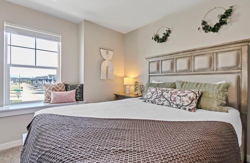 Meridian House | 4 Bedroom Home with Full Office Space and Hot tub!