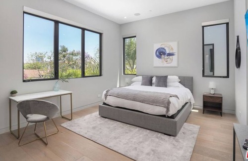 Beverly Grove Apartment | 4 Bedroom Single family L-584324 by Houzlet
