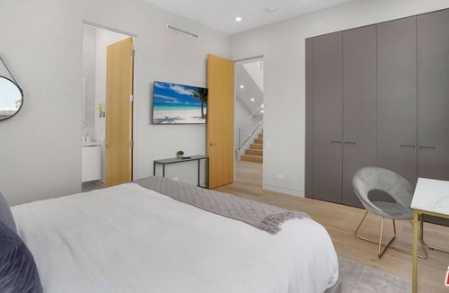 Beverly Grove Apartment | 4 Bedroom Single family L-584324 by Houzlet