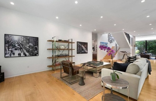 Melrose Apartment | 4 Bedroom Single family L-454869 by Houzlet