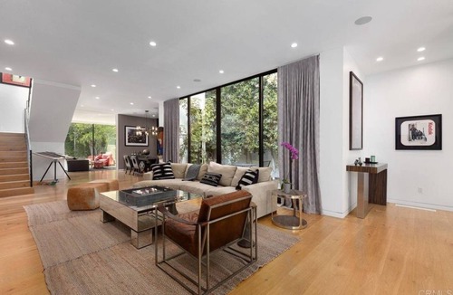 Melrose Apartment | 4 Bedroom Single family L-454869 by Houzlet