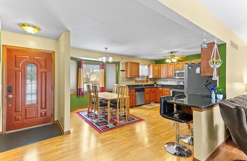 Warren House | 4-bedroom Suburban Retreat in wonderful Warren with 2 full kitchens and 2.5 bath