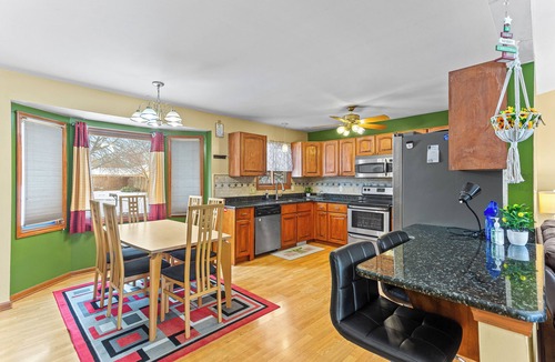 Warren House | 4-bedroom Suburban Retreat in wonderful Warren with 2 full kitchens and 2.5 bath