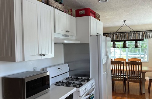 Fish Haven House | 4 bedrooms, 2 bathrooms with mountain views, cozy cottage in the countryside