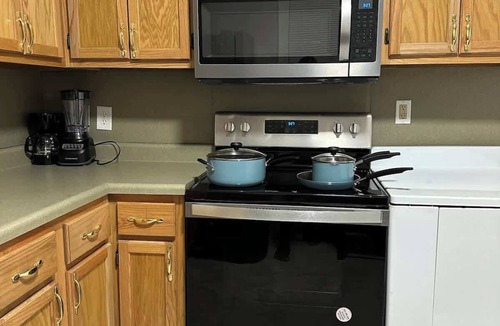 Winston - Salem House | 4 Beds | King | 85” TV | 5min to WSSU & Downtown