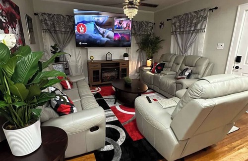 Winston - Salem House | 4 Beds | King | 85” TV | 5min to WSSU & Downtown