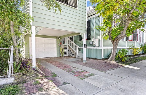 Galveston Cottage | 4 Blocks to Beach! Historic Cottage 5mins Strand/Port w Driveway Parking