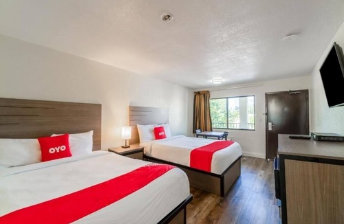 FM 1960 Hotel | 4 Comfortable Rooms Stay Near Funeral History Museum – 2 Queen Beds