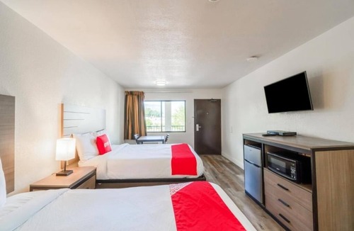 FM 1960 Hotel | 4 Comfortable Rooms Stay Near Funeral History Museum – 2 Queen Beds