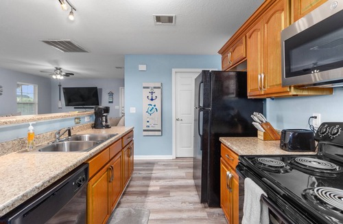 Galveston House | 4 FREE Kayaks for use & short drive to the beach!