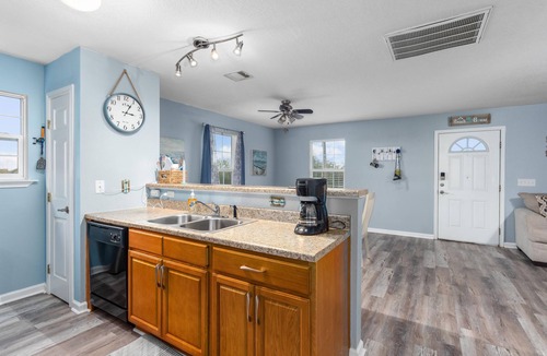 Galveston House | 4 FREE Kayaks for use & short drive to the beach!