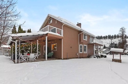 Kellogg House | 4 king beds, walk to restaurants, ideal for groups, gondola view, HUGE game room