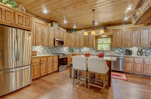 Blue Ridge Cabin | 4 Leaf Clover -Massive Views, Dog Friendly, King Beds
