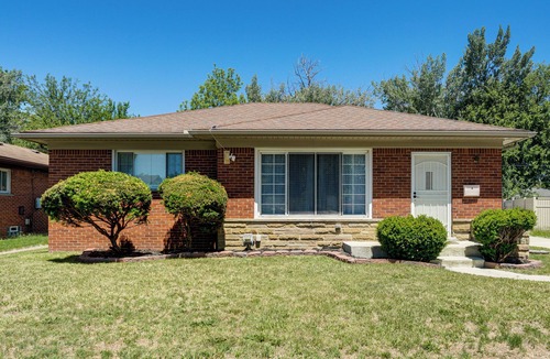 Oak Park House | 4 Mi to Detroit Zoo! Group Retreat w/Private Yard