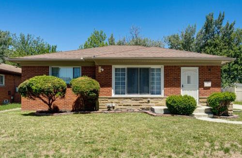 Oak Park House | 4 Mi to Detroit Zoo! Group Retreat w/Private Yard
