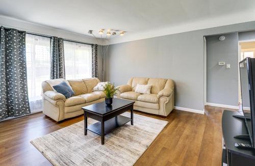 Oak Park House | 4 Mi to Detroit Zoo! Group Retreat w/Private Yard