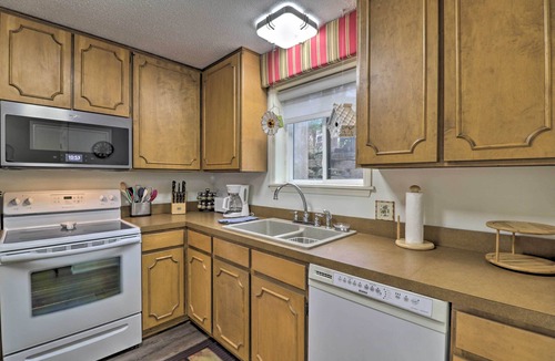 Fairfield Bay Condo | 4 Mi to Lake: Unit w/Pool Access in Fairfield Bay