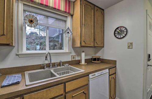 Fairfield Bay Condo | 4 Mi to Lake: Unit w/Pool Access in Fairfield Bay