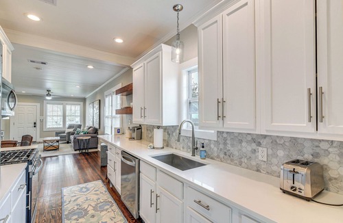 Galveston Cottage | 4 Mi to Moody Gardens: Sleek Home w/Deck & Yard!