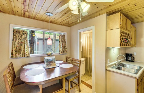 Pinetop-Lakeside House | 4 Mi to Rainbow Lake! Cozy Forest-View Gem w/Deck
